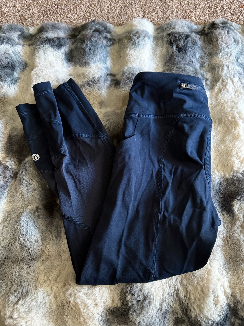 Lululemon women’s athletic cropped leggings/capris in a gorgeous dark navy blue.